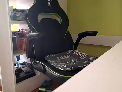 feathersify (Ask my age) - Butplug in my ass and cum