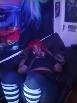 Webcam Model (VenezuelaLuxeNoir) is live