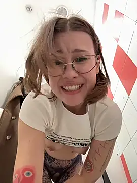 rinacat (F young) - Sneak in men’s 🚽