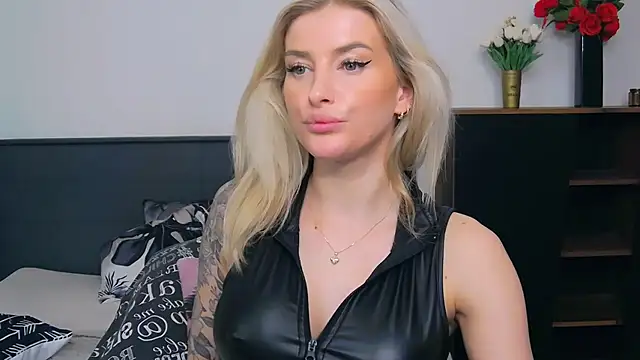 lia_benini (F young) - Wet play - close up