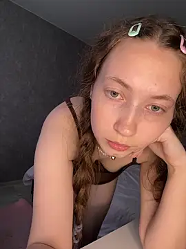 Webcam Model (Holy_Poly) is live