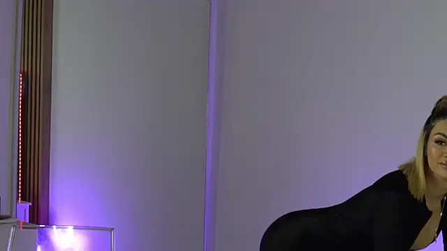 tiffanymaze - TiffanyMaze's free webcam - UK Sex Cams