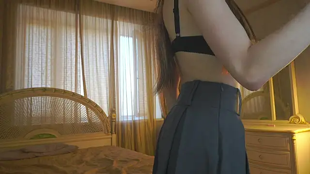 alinagach (F teen) - neckline teasing close to cam