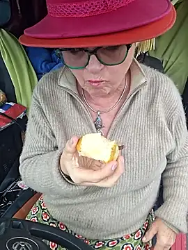 Webcam Model (Hot-Muci) is live