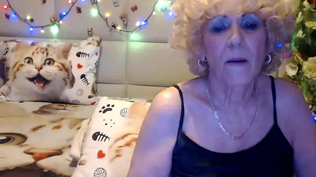 HappyWomanOn webcam