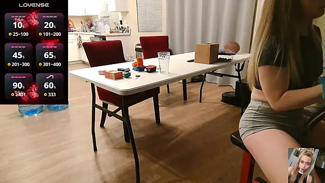 Blondiewithanass webcam