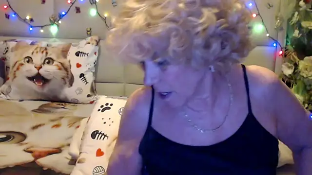 HappyWomanOn webcam