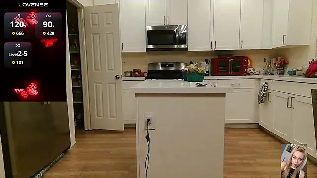 Blondiewithanass webcam