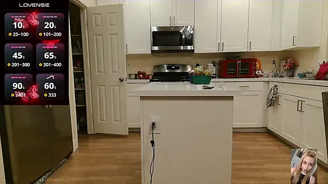 Blondiewithanass webcam