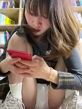 美女littleqiu在线直播