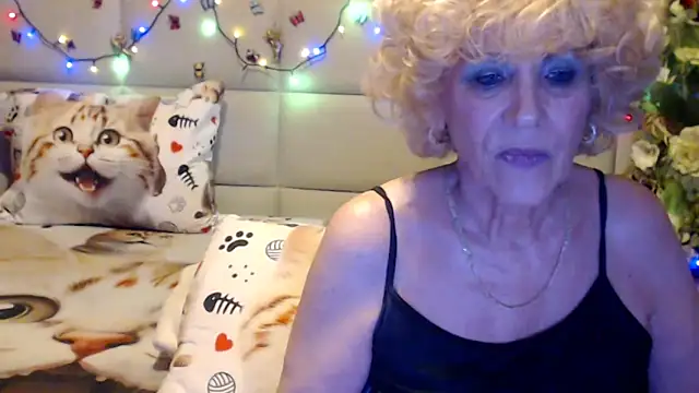 HappyWomanOn webcam