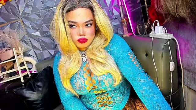 AlwaysHornyMia webcam