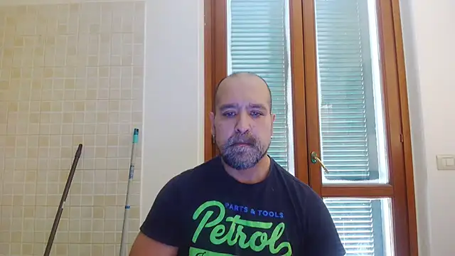 amirdib2025 - AMIRDIB2025's free webcam - UK Sex Cams