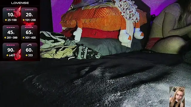 Blondiewithanass webcam