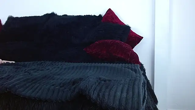 caroline_spanky live sex cam