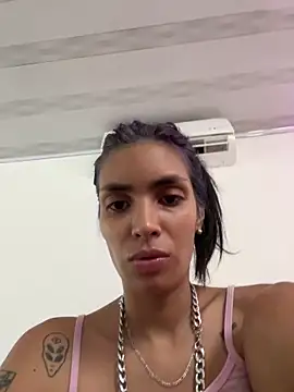 Webcam Model (DeuxGold)  is live.Free join now!