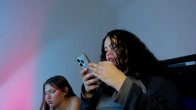 Bella_and_Mariana webcam