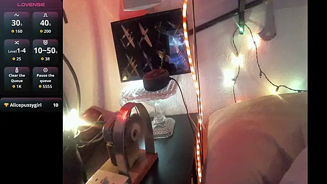 Pussyeat2please webcam