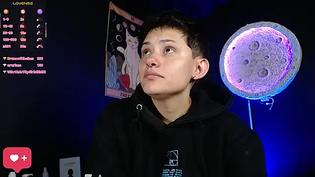 girl_intense444 webcam