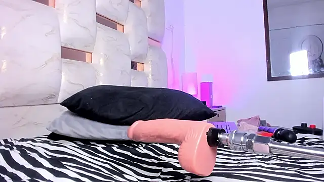 lola_blondie - Lola_Blondie's free webcam