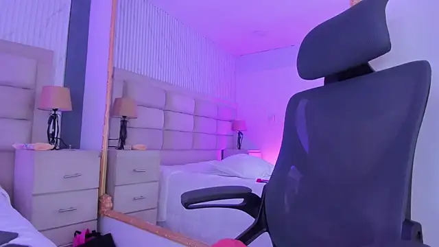 carolinefyre (F teen) - show tits 🔥