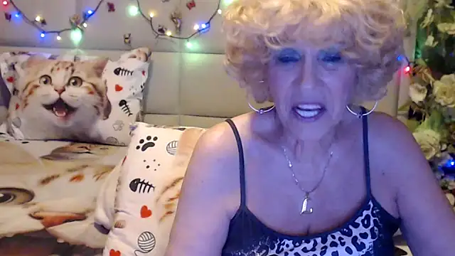 HappyWomanOn webcam