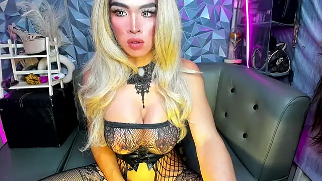 10inDominant_Ayesha webcam