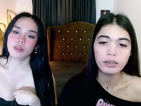 hollyyumiloove webcam