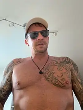 stefhart (Ask my age) - My first live here