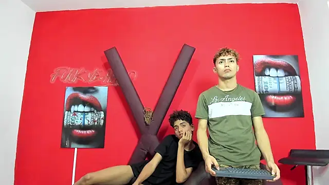 VERY_HOT_GUYS webcam