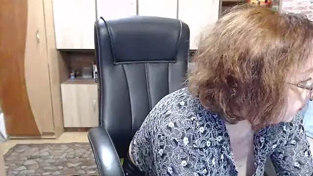 EvelyneFlirtyMilf webcam