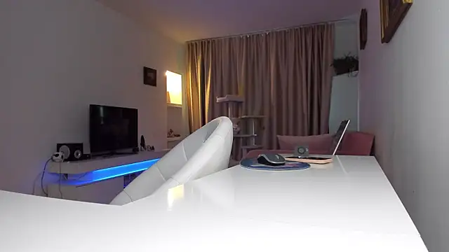 xqueenyasmine webcam