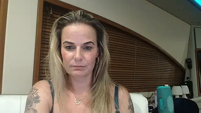 MystiqueMaven webcam