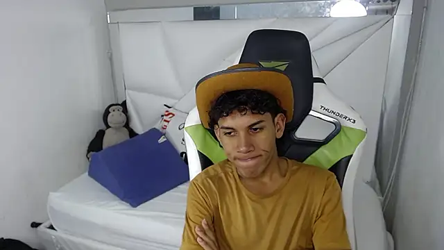 Taylorr_junior_ webcam