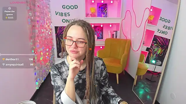 Live sex cam of LisaFoxy_y