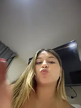 Webcam Model (lunablossom_)  is live.Free join now!