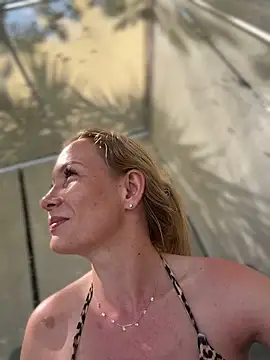 lavenderhot (F young) - Squirt in public