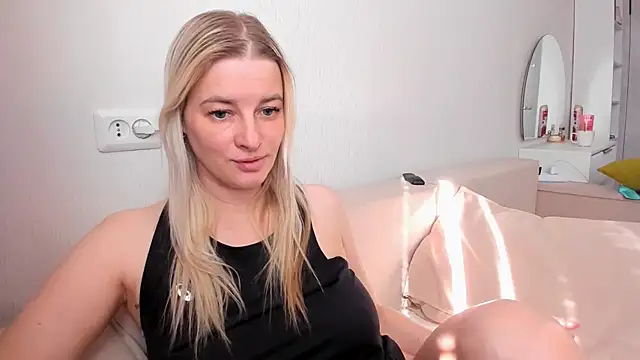 THE_GOLDEN_WOMAN webcam