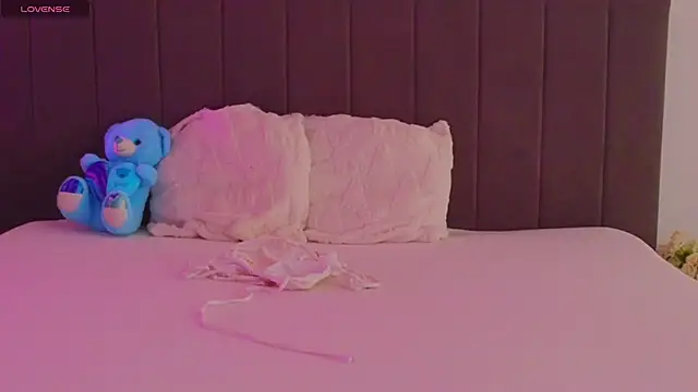 LauraDelightX webcam