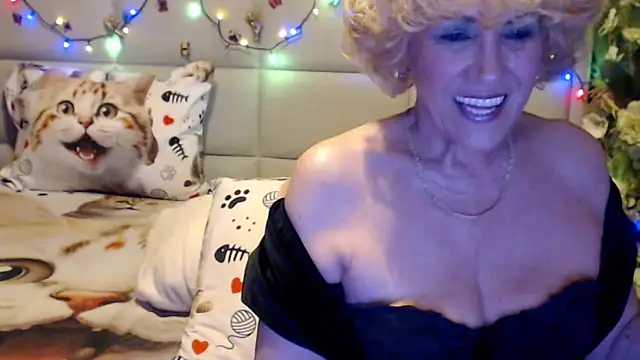 HappyWomanOn webcam
