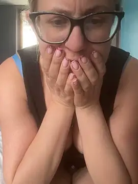 lady_gloria69 (Ask my age) - Gode pdt 1 min chatte