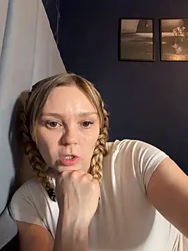 Webcam Model (Sky25x)  is live.Free join now!