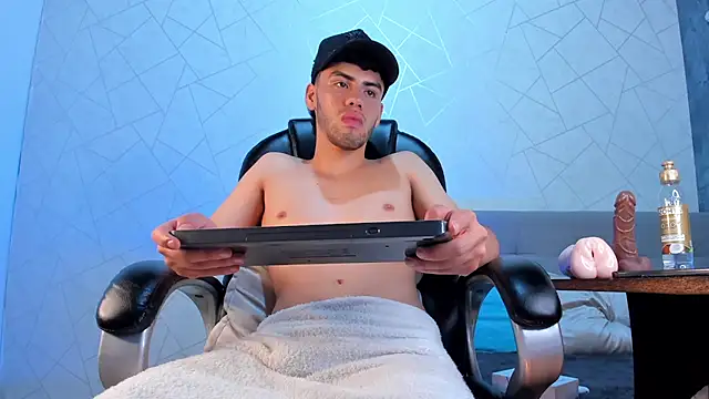 Milo_Thompson live sex cam