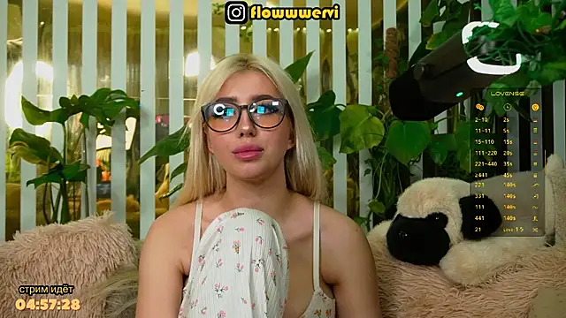 FlowweerGirl webcam