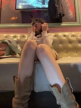 美女littleqiu在线直播