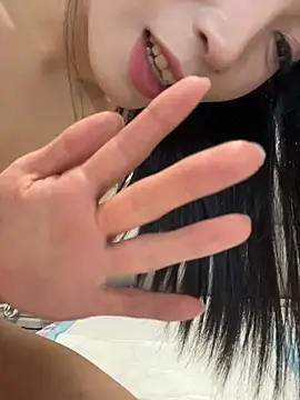 姐姐1.2米大长腿，妹妹36D大奶，每天大小票交错开各种限定福利票，想更深一步开发角色扮演，诱惑，自慰，喷水，调教等更多精彩尽在pvt或者c2c帮你释放