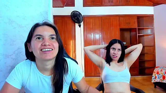 Emily_and_Soffy webcam