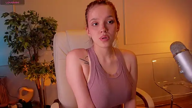 AdalynGlows webcam