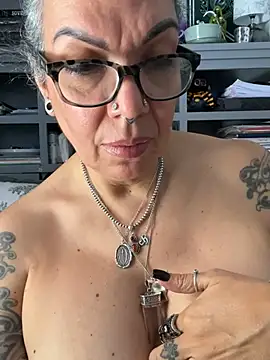 dieseldame1313 - Dieseldame1313's free webcam - UK Sex Cams