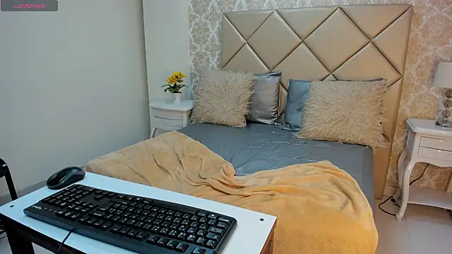 Adriana_Rough webcam